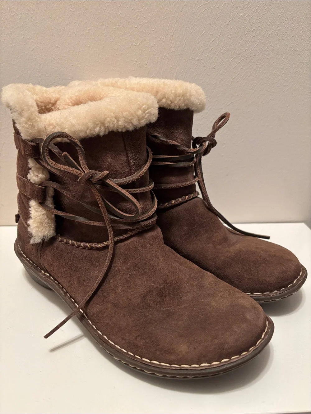 Ugg Caspia winter boots comfy shearling suede 9/40